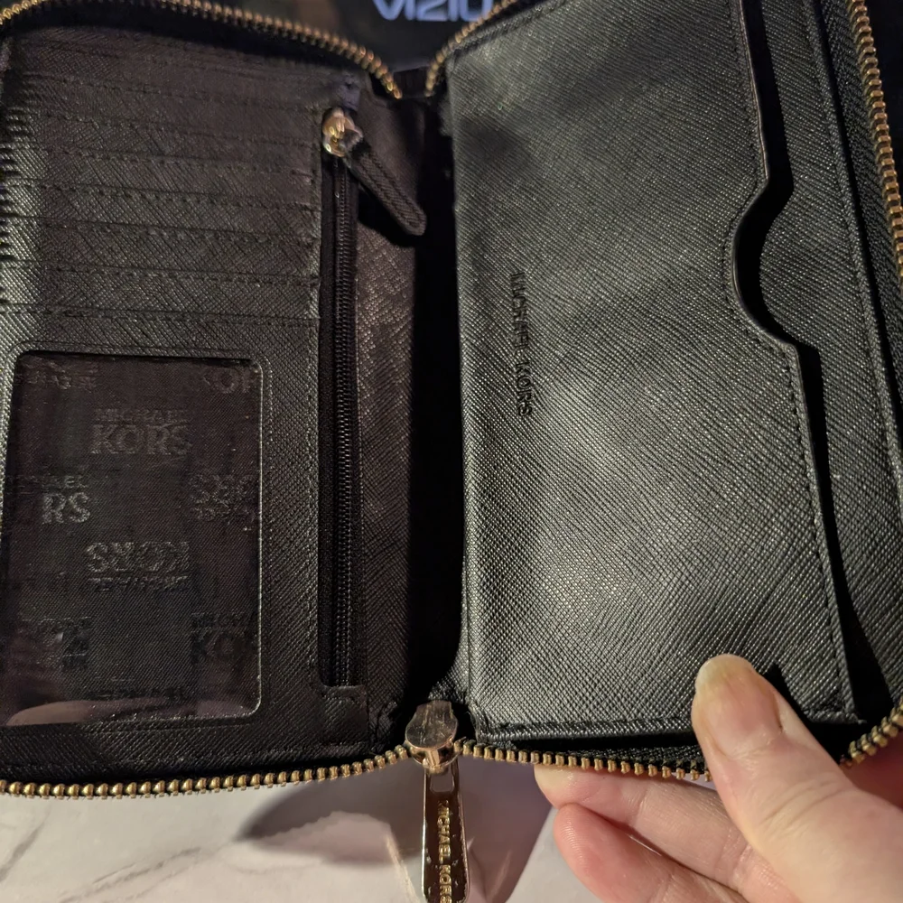 Michael Kors Black Leather Wristlet - EUC w/ New Strap 🎁🎁🎁🎁🎁 - Picture 4 of 6